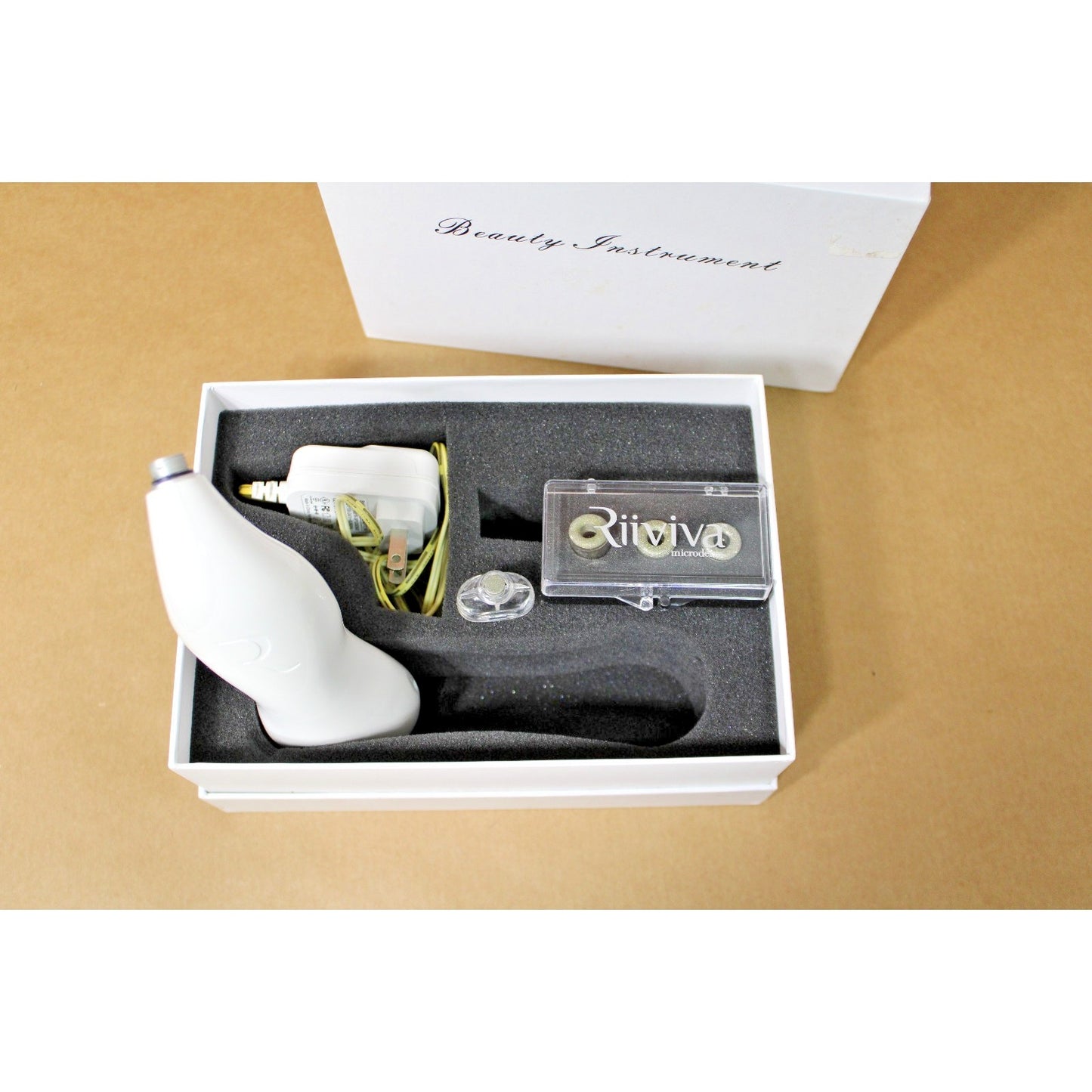 Riiviva Microdermabrasion Tool with 4 Diamond Heads, Charger, Boxed