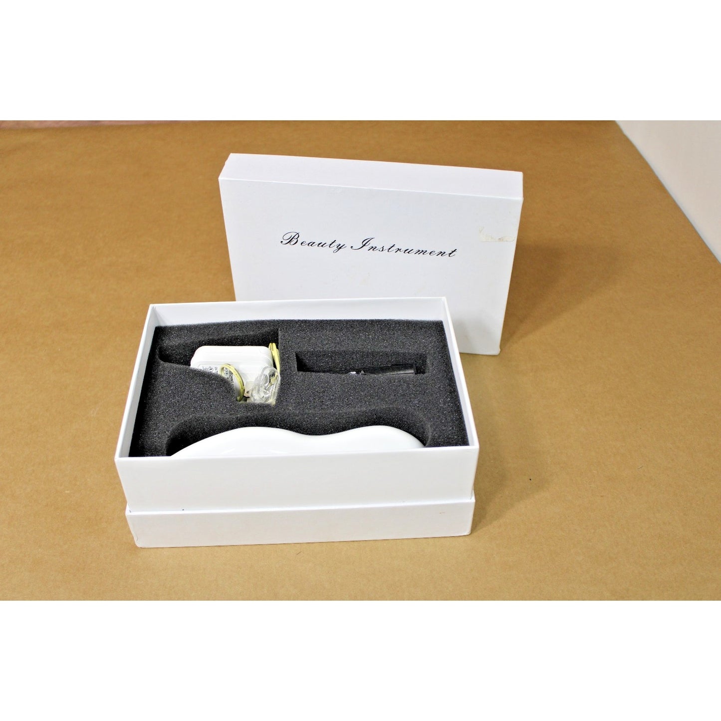 Riiviva Microdermabrasion Tool with 4 Diamond Heads, Charger, Boxed