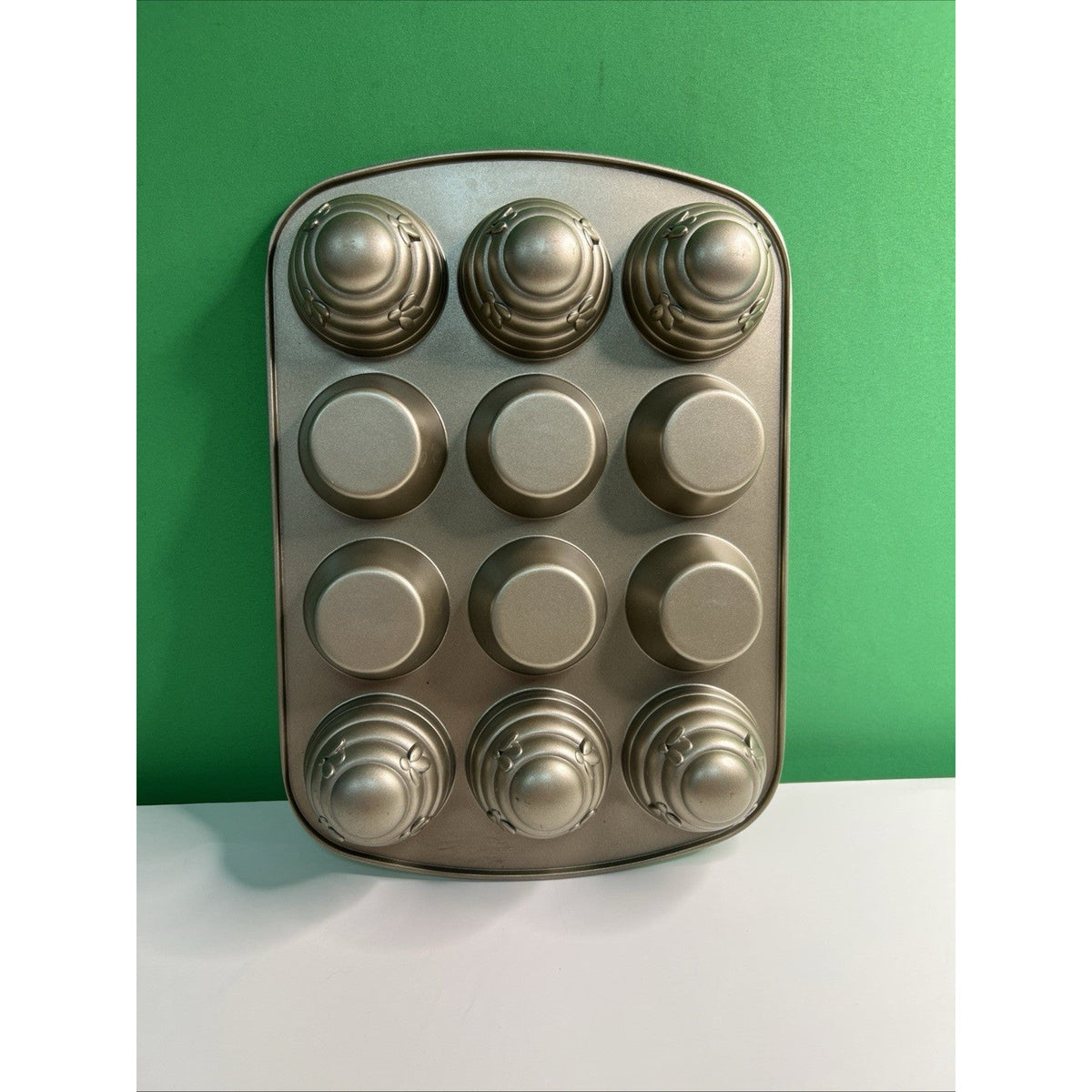 Cute! BEEHIVE CUPCAKE Cake Pan Bees 10 inch x 15 inch Nice Heavyweight Bakeware