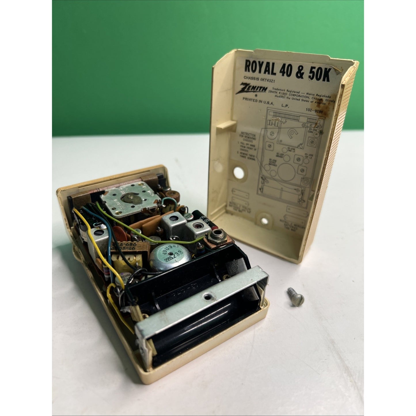 Zenith Royal 50 AM Transistor Radio Audio Present Cream/Tan