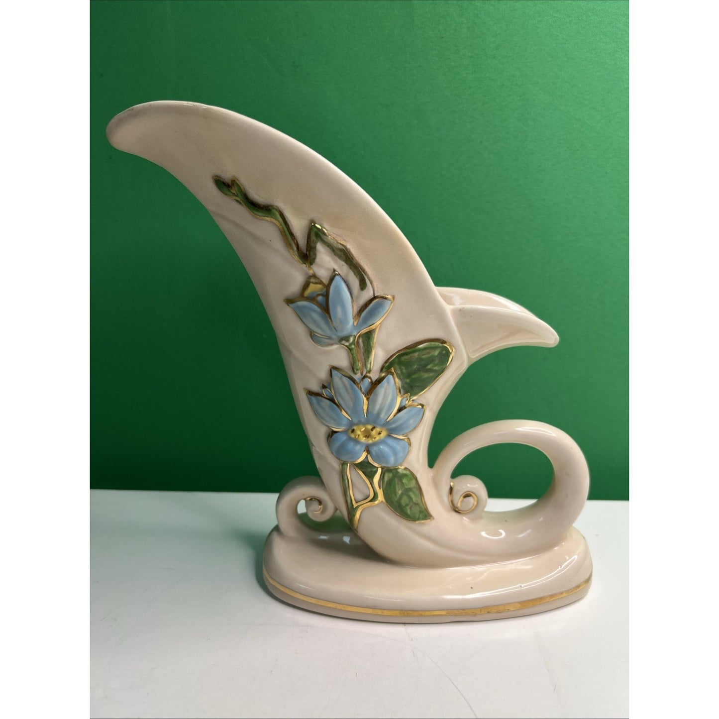 HULL ART POTTERY USA CORNUCOPIA VASE PLANTER Marked H-10-8 1/2 Beige Blue Flower
