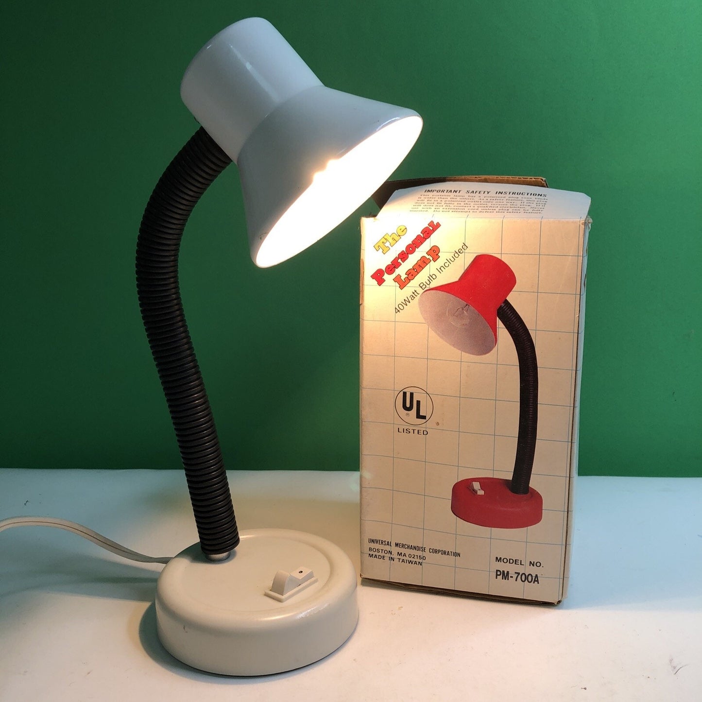 Vintage WHITE Adjustable Gooseneck Desk PERSONAL Lamp Table Office 40 Watt Bulb
