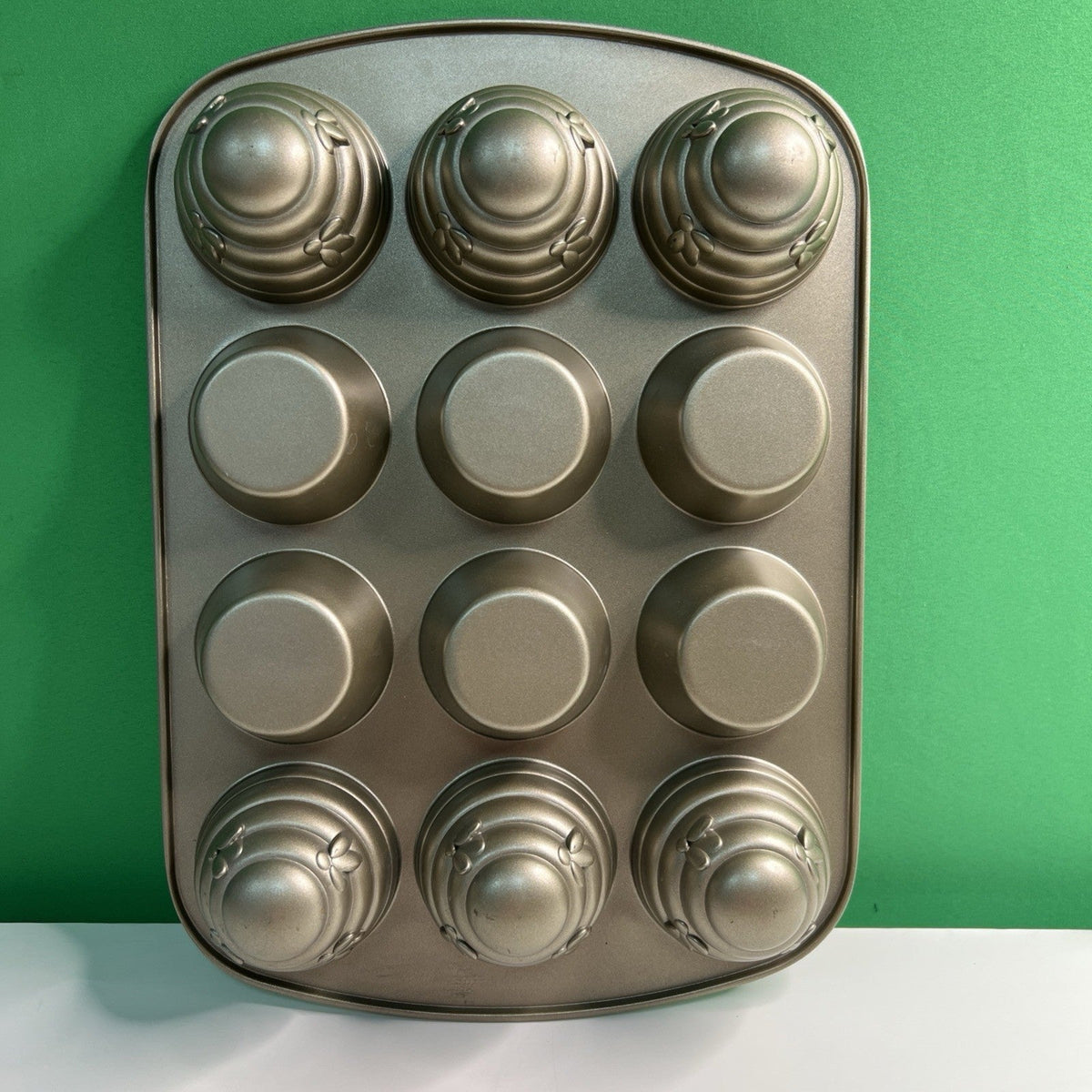 Cute! BEEHIVE CUPCAKE Cake Pan Bees 10 inch x 15 inch Nice Heavyweight Bakeware