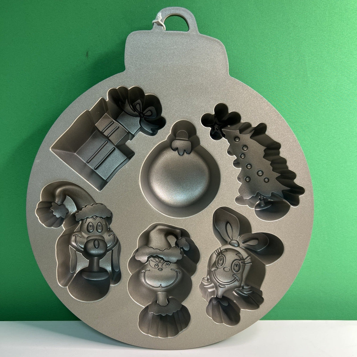 Williams Sonoma Grinch Cakelet Pan Cast Aluminum Dr. Seuss Christmas Baking NEW