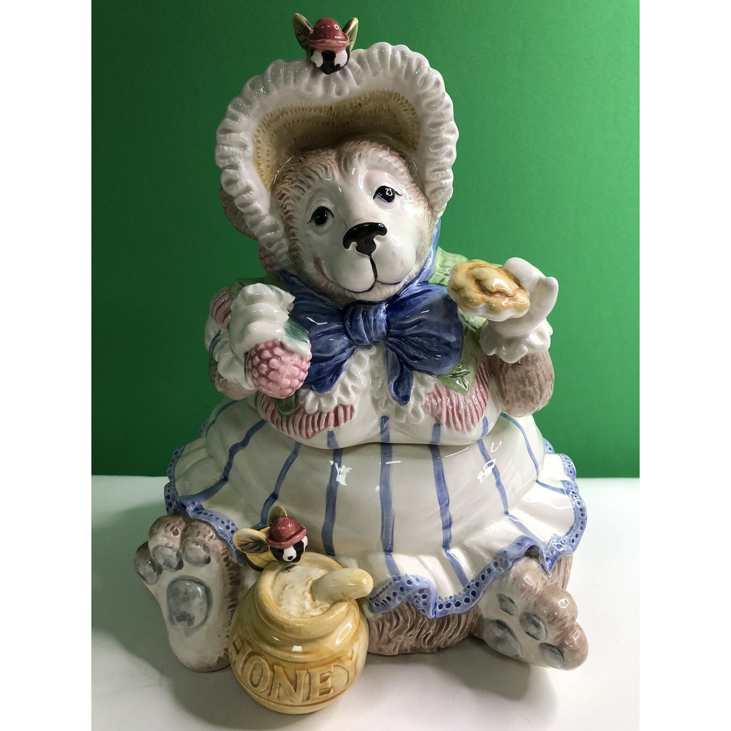 1991 FITZ & FLOYD Large Bonnet Bear COOKIE JAR Bees Honey Pot Blue Ribbon