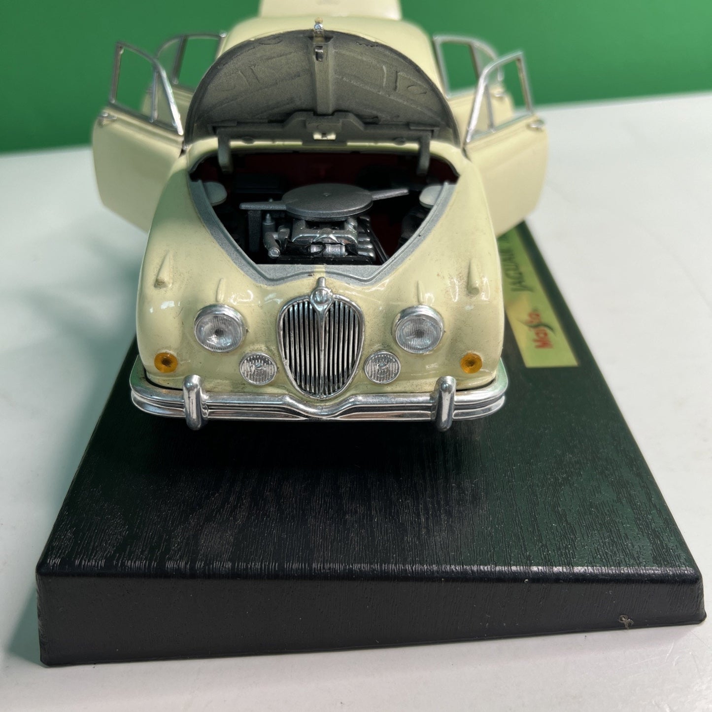MAISTO 1959 Jaguar Mark II Scale Model Car Cream with Red Interior Vehicle