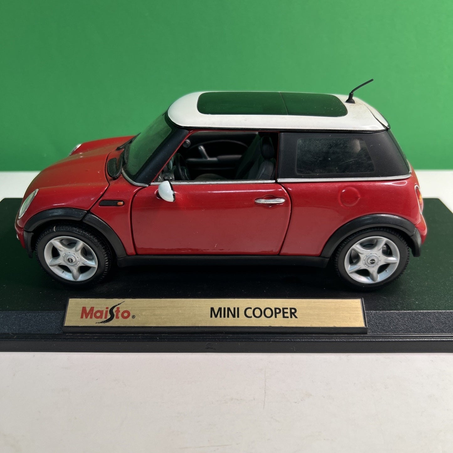 RARE 1998 Mini Cooper Red White Dealer Model Car Maisto Collectors Model