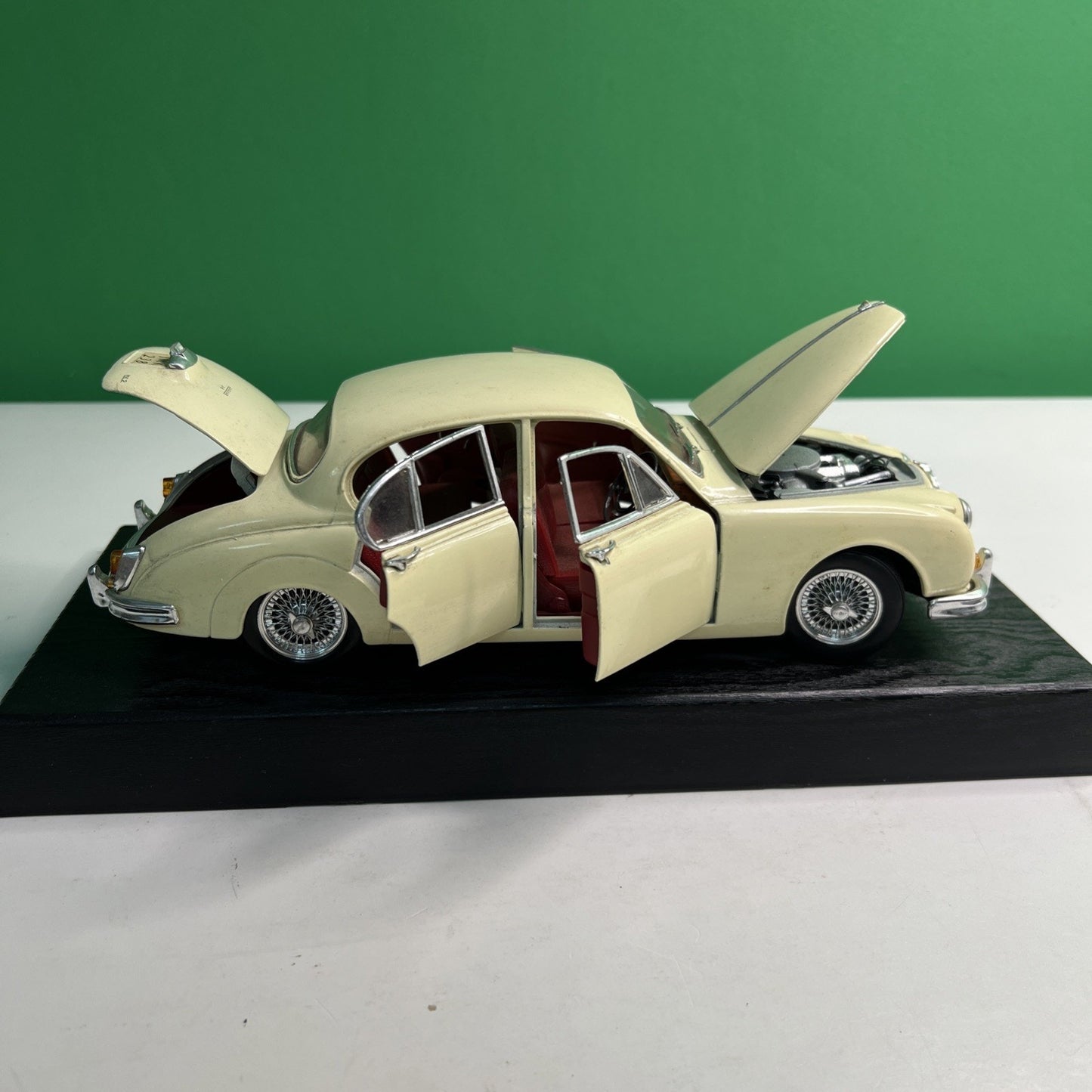 MAISTO 1959 Jaguar Mark II Scale Model Car Cream with Red Interior Vehicle