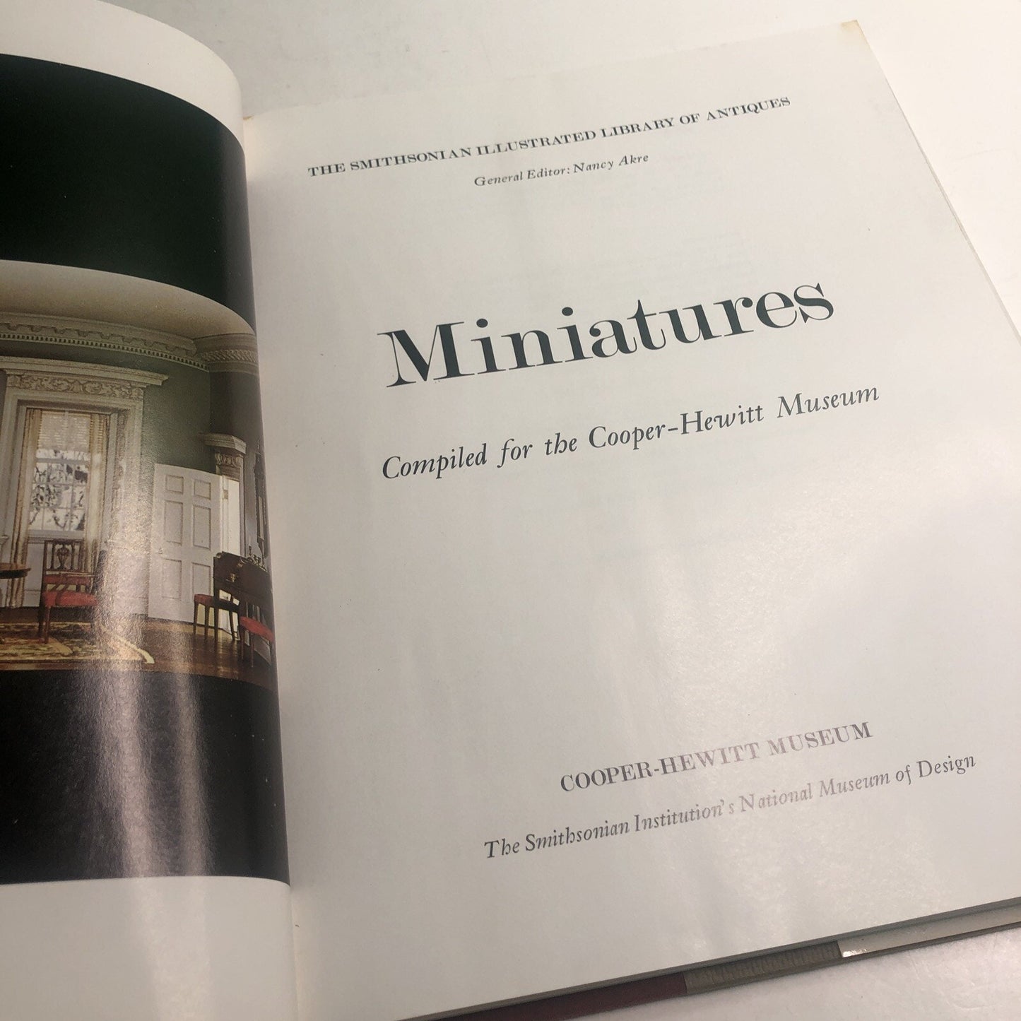 MINIATURES The Smithsonian Illustrated Library of Antiques 1983 HC DJ