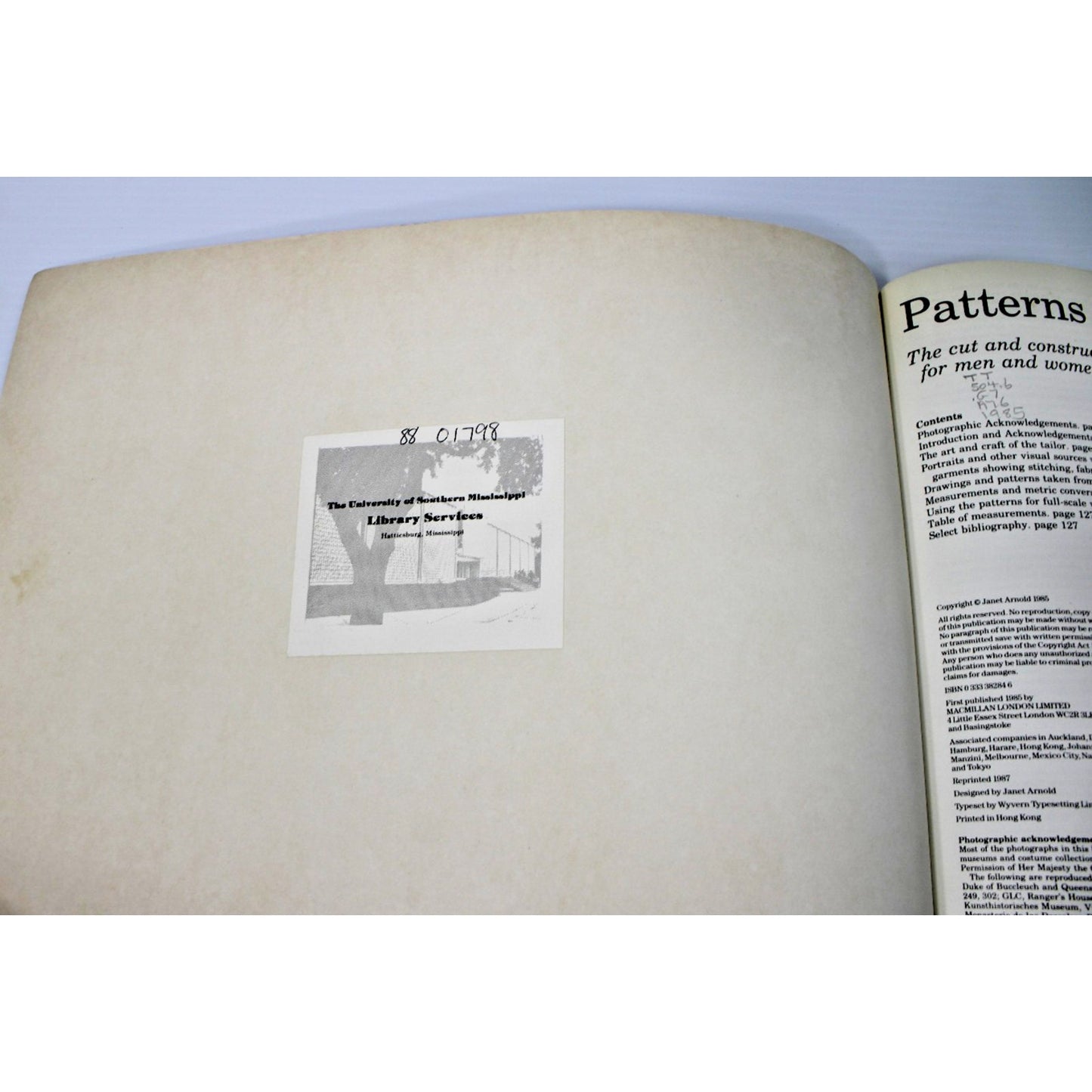 Janet Arnold- Patterns of Fashion Cut & Construction of Clothes 1560-1620 Vol. 1