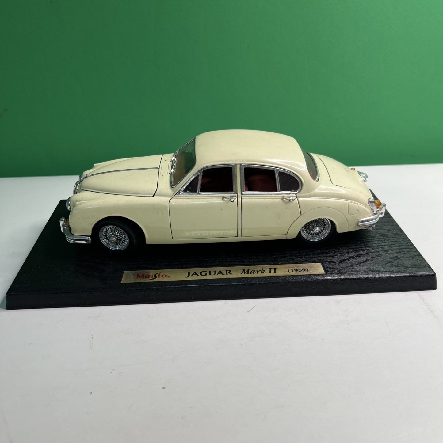 MAISTO 1959 Jaguar Mark II Scale Model Car Cream with Red Interior Vehicle