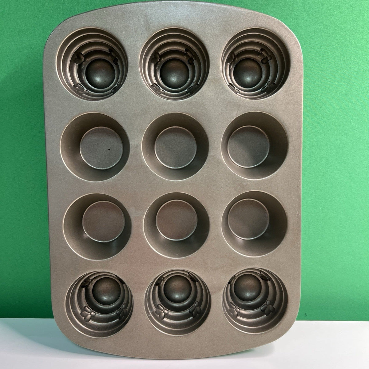 Cute! BEEHIVE CUPCAKE Cake Pan Bees 10 inch x 15 inch Nice Heavyweight Bakeware