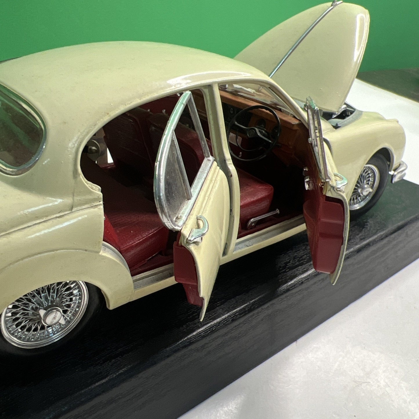 MAISTO 1959 Jaguar Mark II Scale Model Car Cream with Red Interior Vehicle