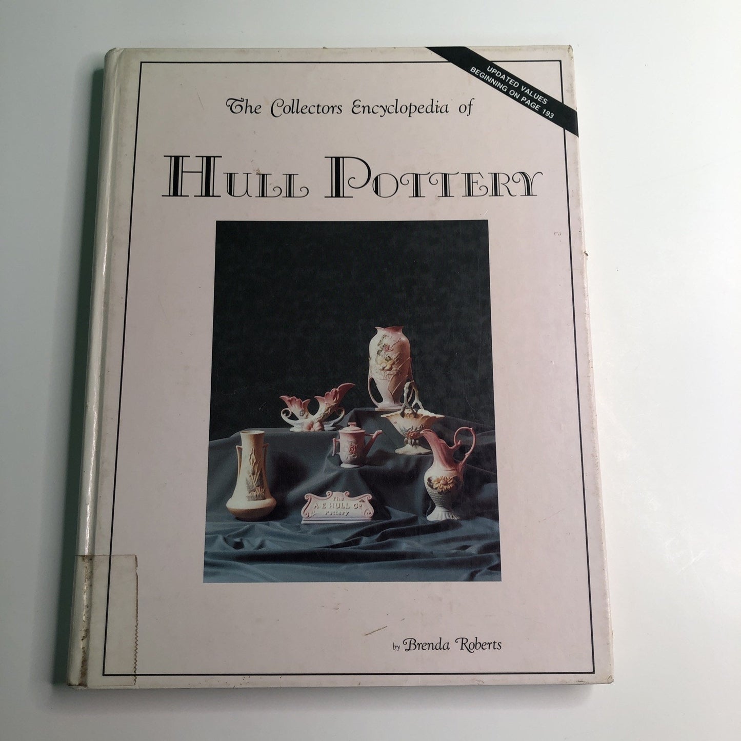Collectors Encyclopedia of Hull Pottery Hardcover By Brenda Roberts ExLibrary