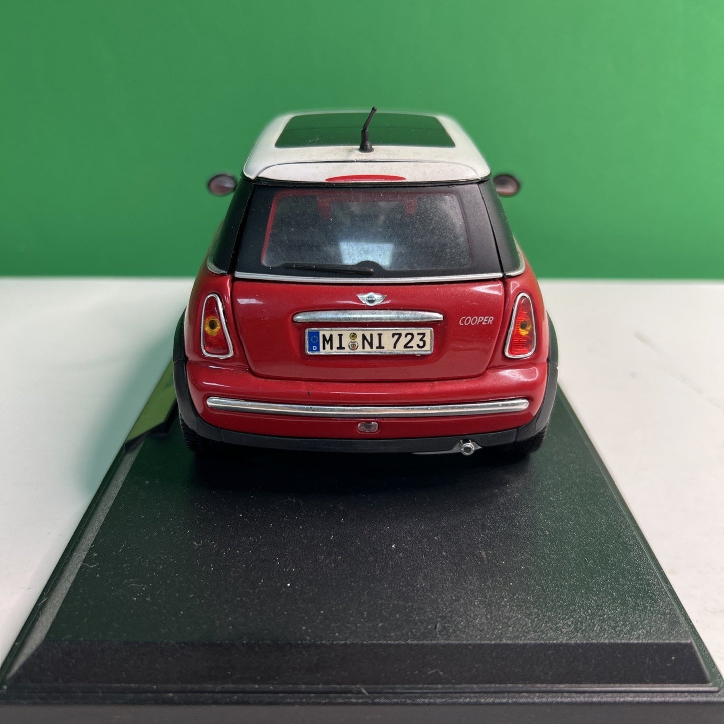 RARE 1998 Mini Cooper Red White Dealer Model Car Maisto Collectors Model