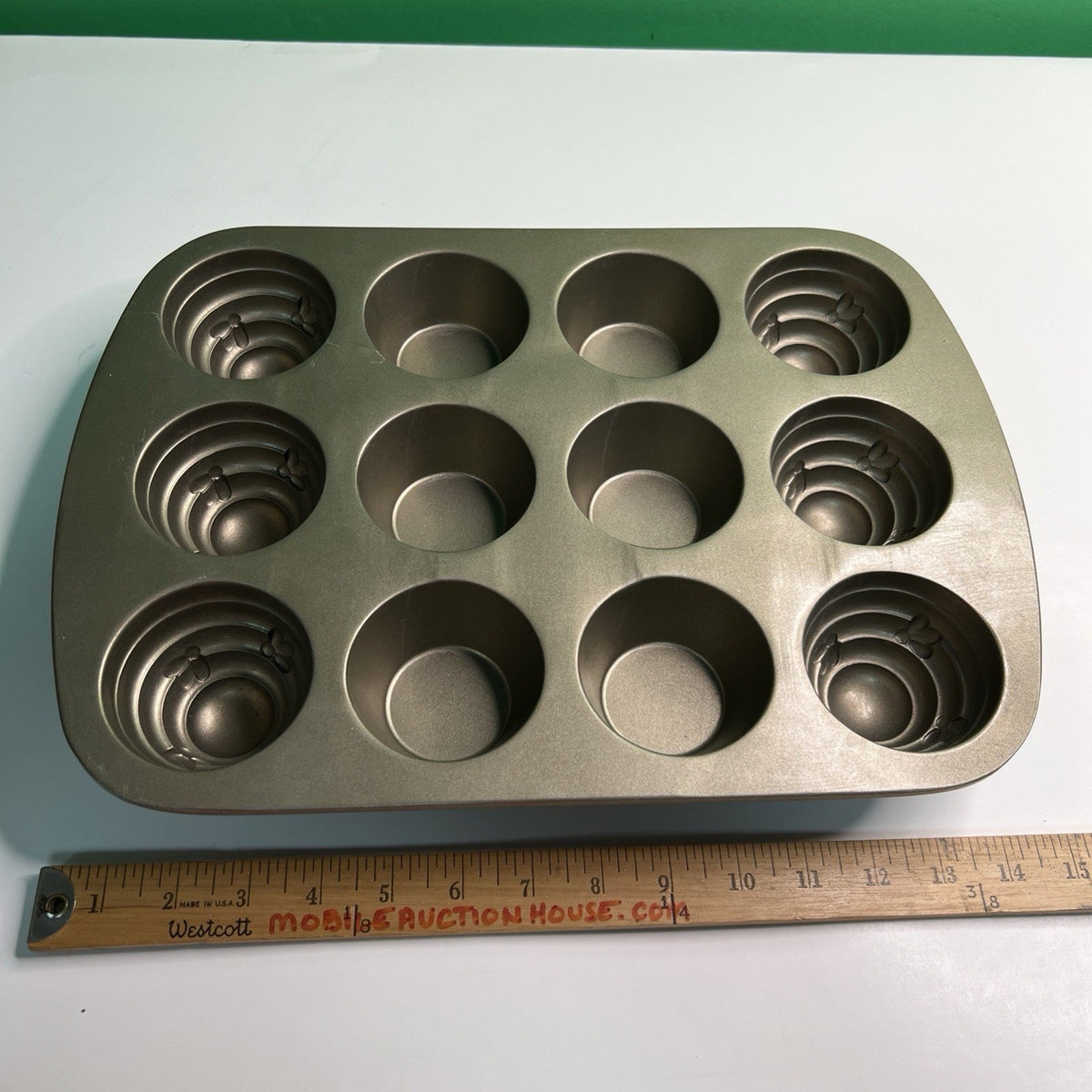 Cute! BEEHIVE CUPCAKE Cake Pan Bees 10 inch x 15 inch Nice Heavyweight Bakeware