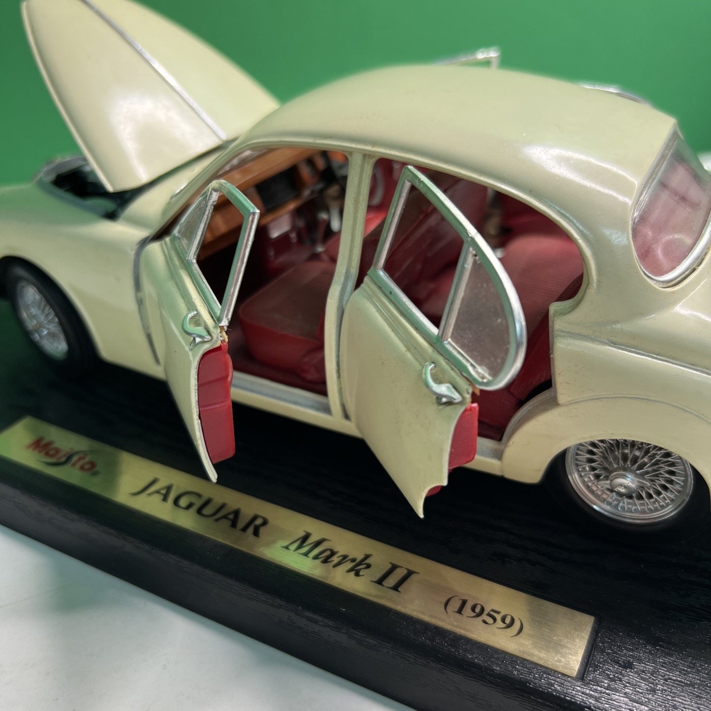 MAISTO 1959 Jaguar Mark II Scale Model Car Cream with Red Interior Vehicle