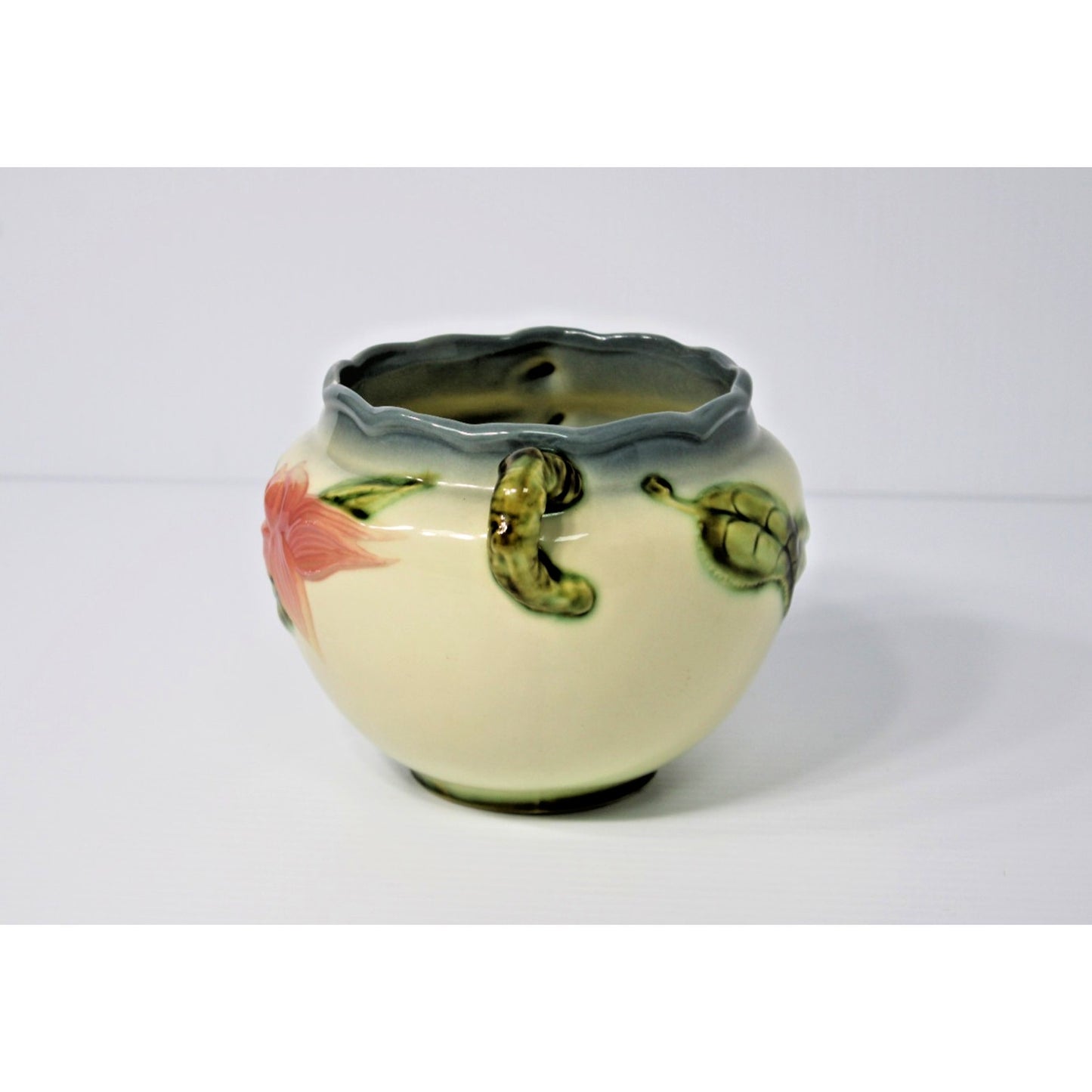 Pristine! Vintage HULL Pottery Woodland Jardiniere Planter Vase W7 5-1/2"